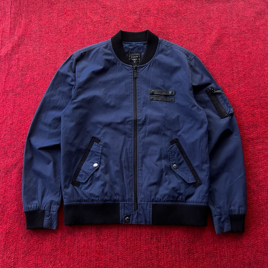 jaket bomber guess Size : fit M (P : 67cm X L : 56cm)