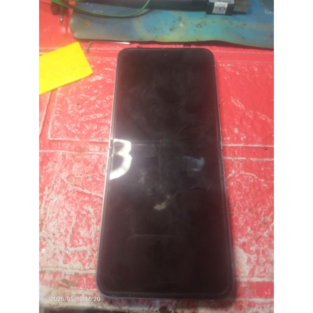 layar hp samsung z flip rusak