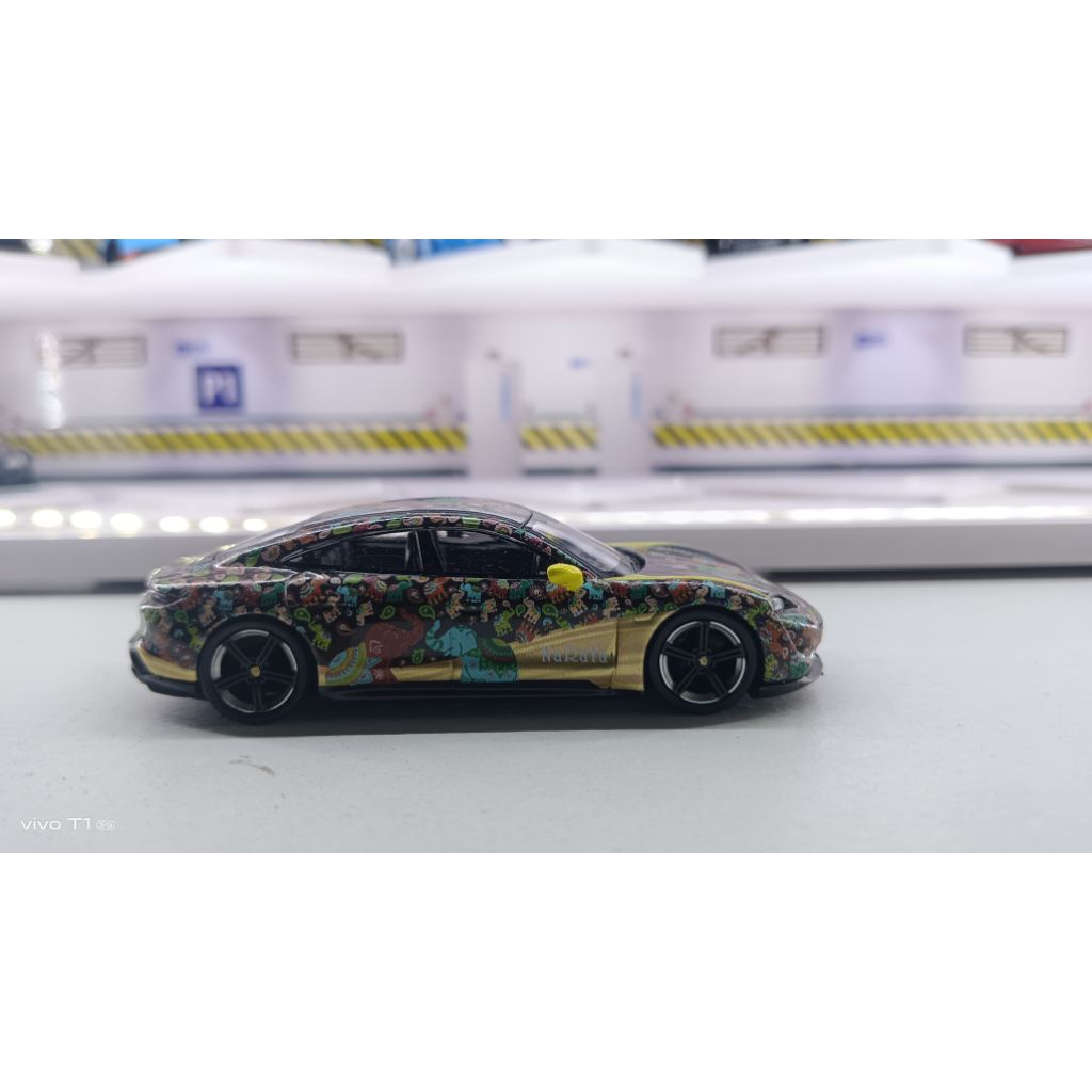 Mini GT Porsche Taycan Turbo S Naraya