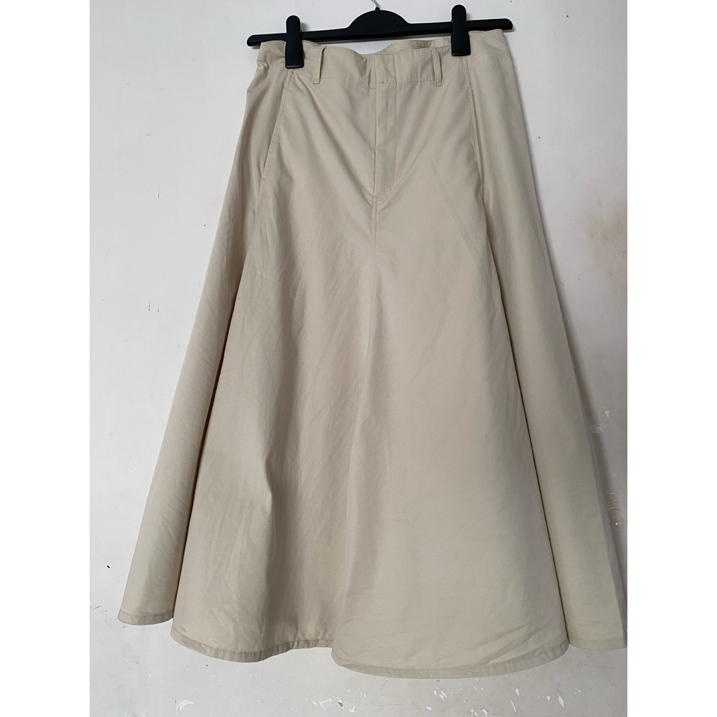 Rok Uniqlo Bahan Chino (cream & coklat)