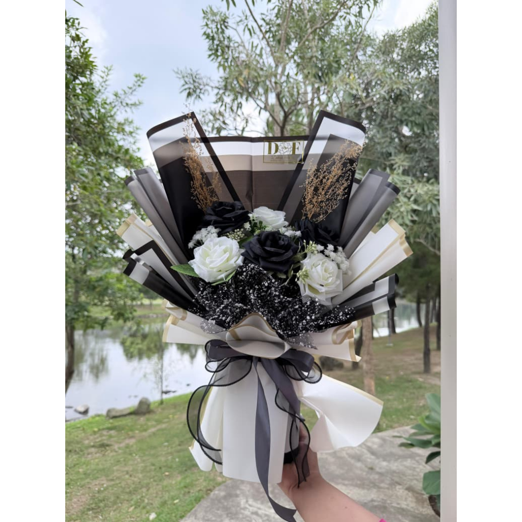 Buketgarden -Buket Mawar Aesthetic Wisuda  Graduation,Hadiah Ulang Tahun Buket flower bunga wisuda c