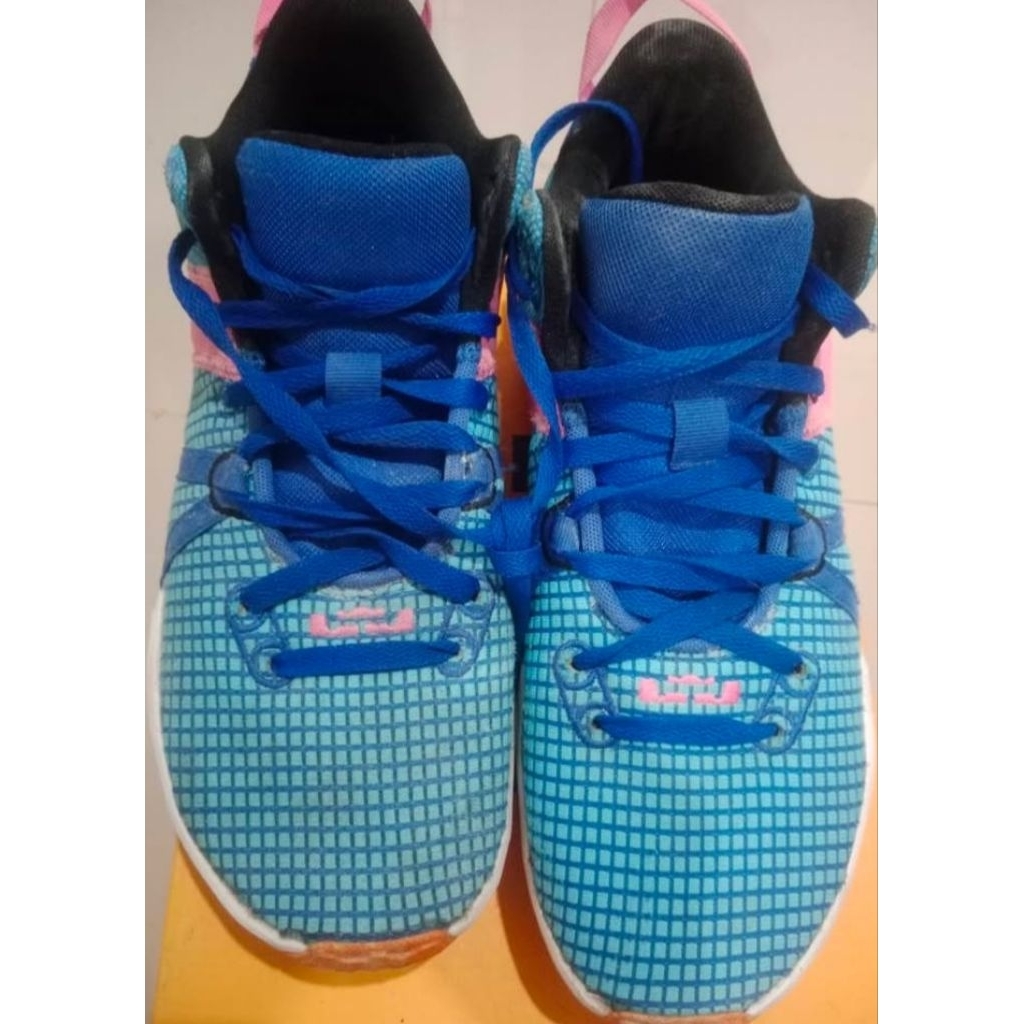 Sepatu Basket LeBron James Witness 7