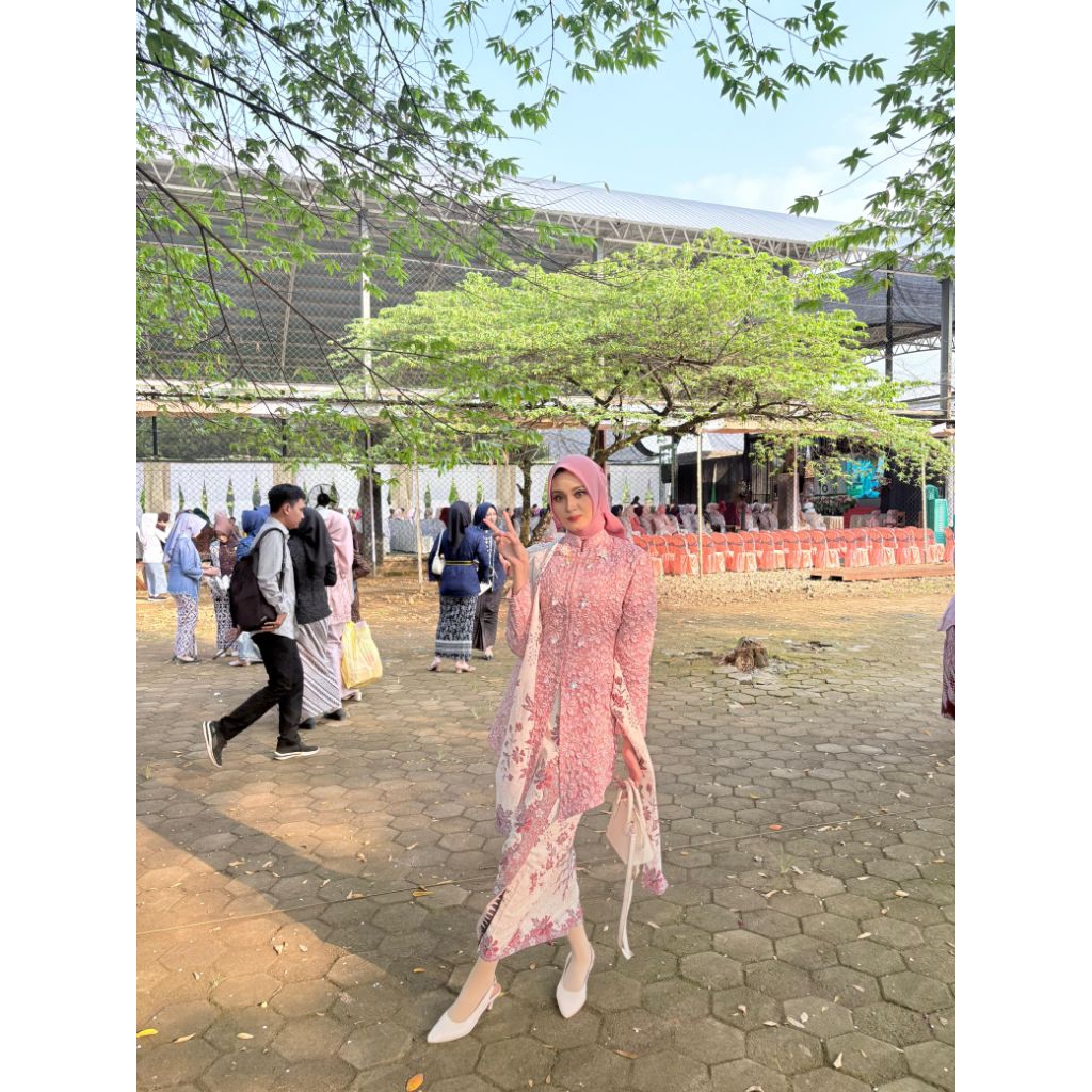 Satu set Kebaya Danur Premium floo fashion