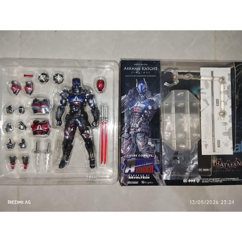 Revoltech Arkham Knight versi Pertama