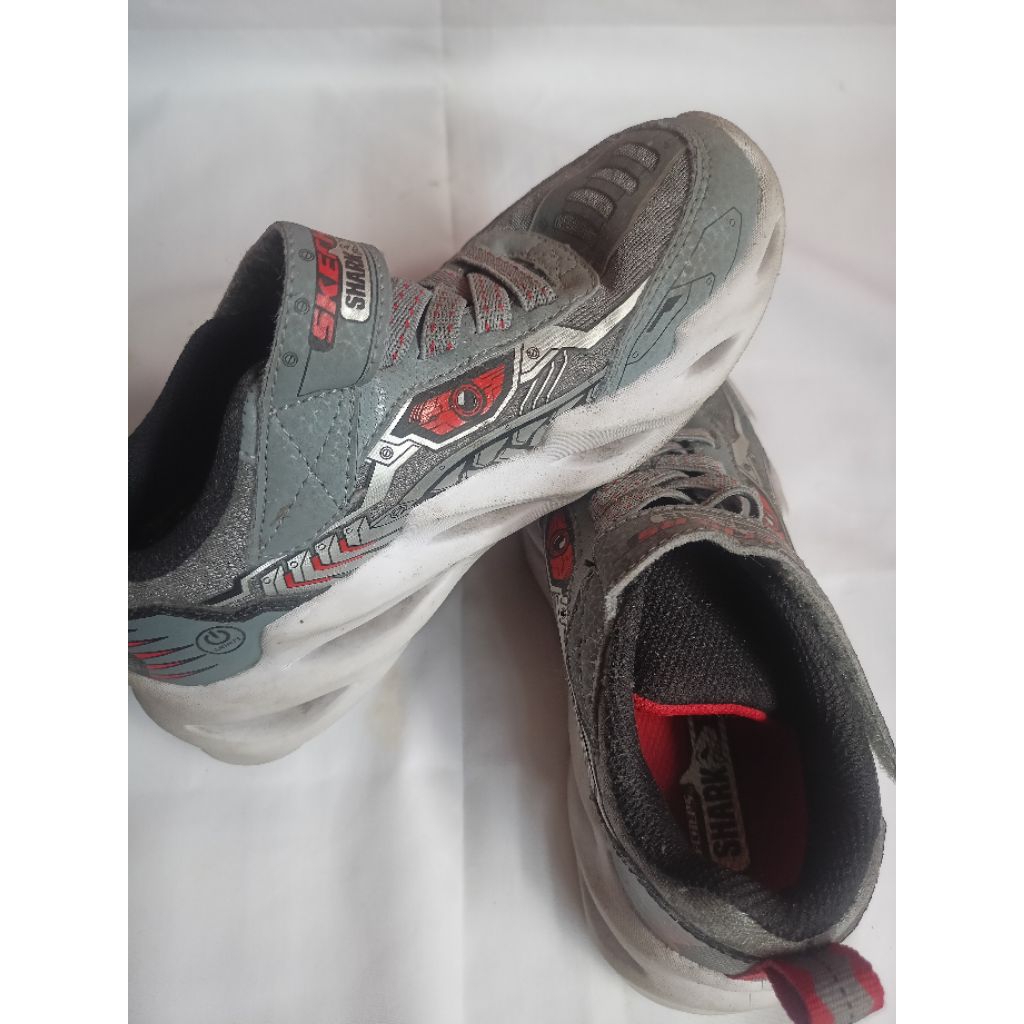 Skechers shark boots size 31