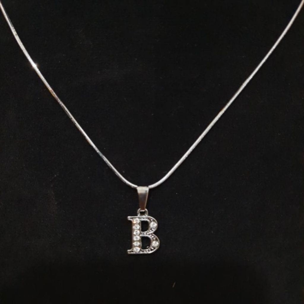 1 SET KALUNG TITANIUM  DAN LIONTIN HURUF A,I,U,B,G,D,Y,W,T,H