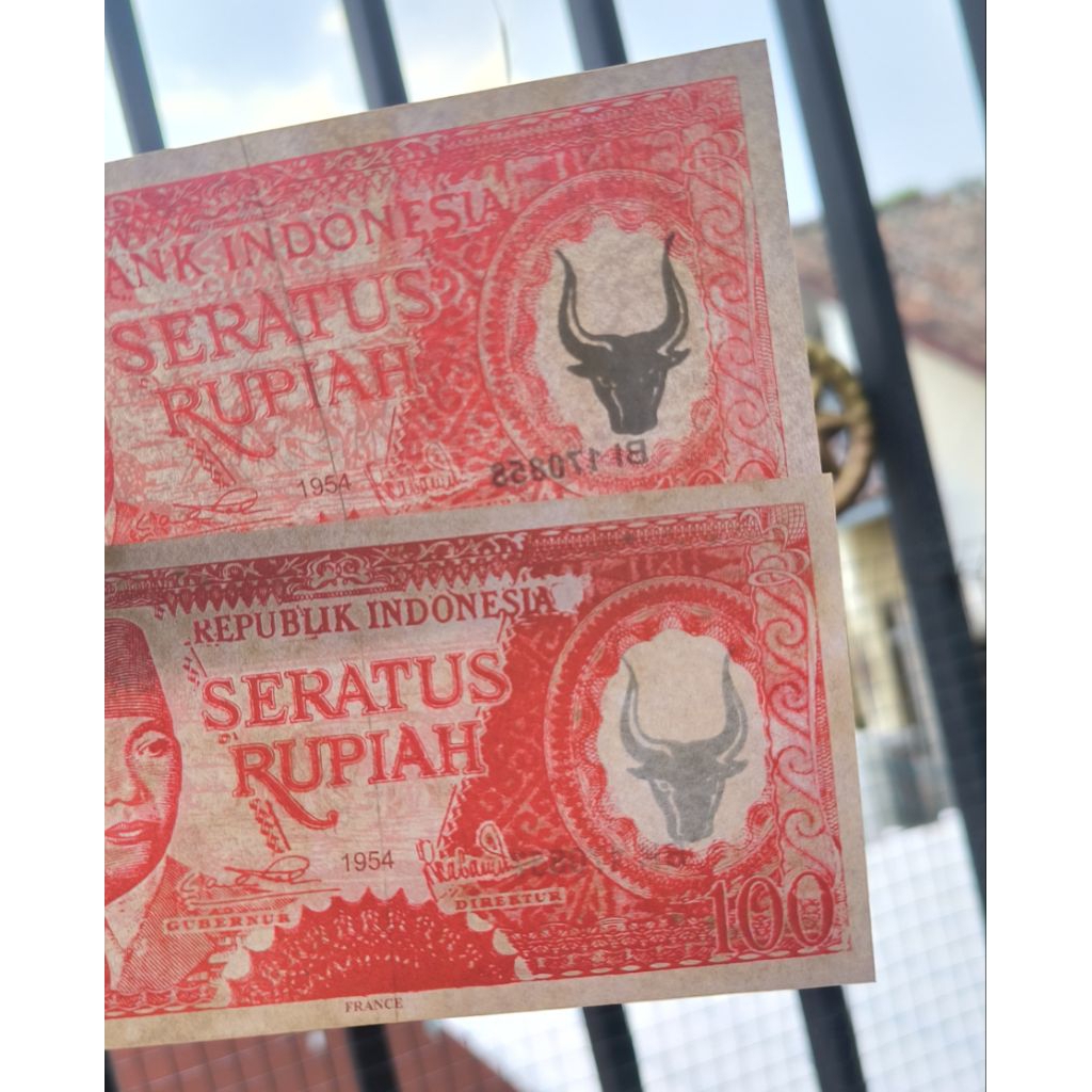 Uang souvenir 100 Sukarno melengkung 1954 Watermark kepala banteng gambar belakang kerbau bajak sawa