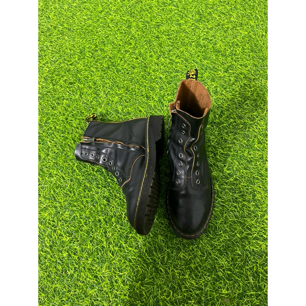 SEPATU DR MARTENS