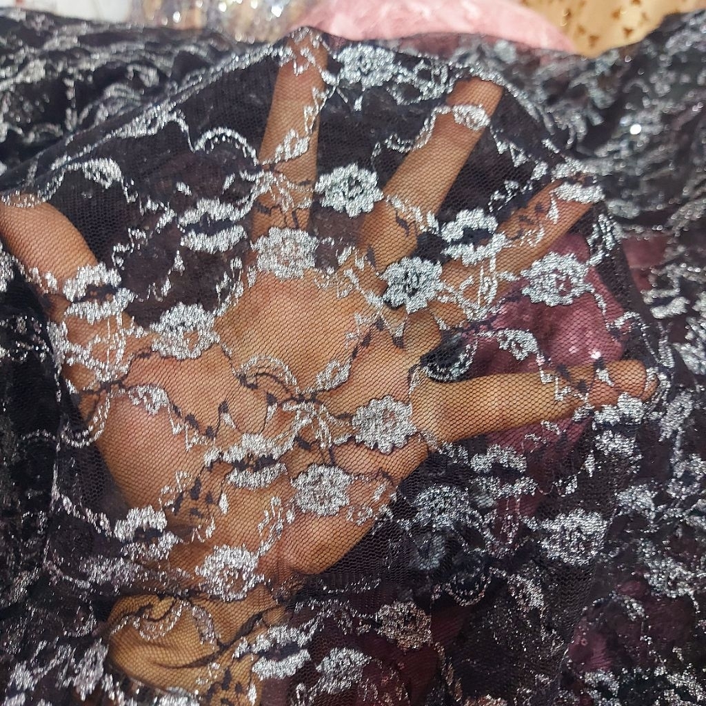kain brokat meteran  - kain brokat motif bunga timbul  - kain brokat meteran ( hitam silver) dr