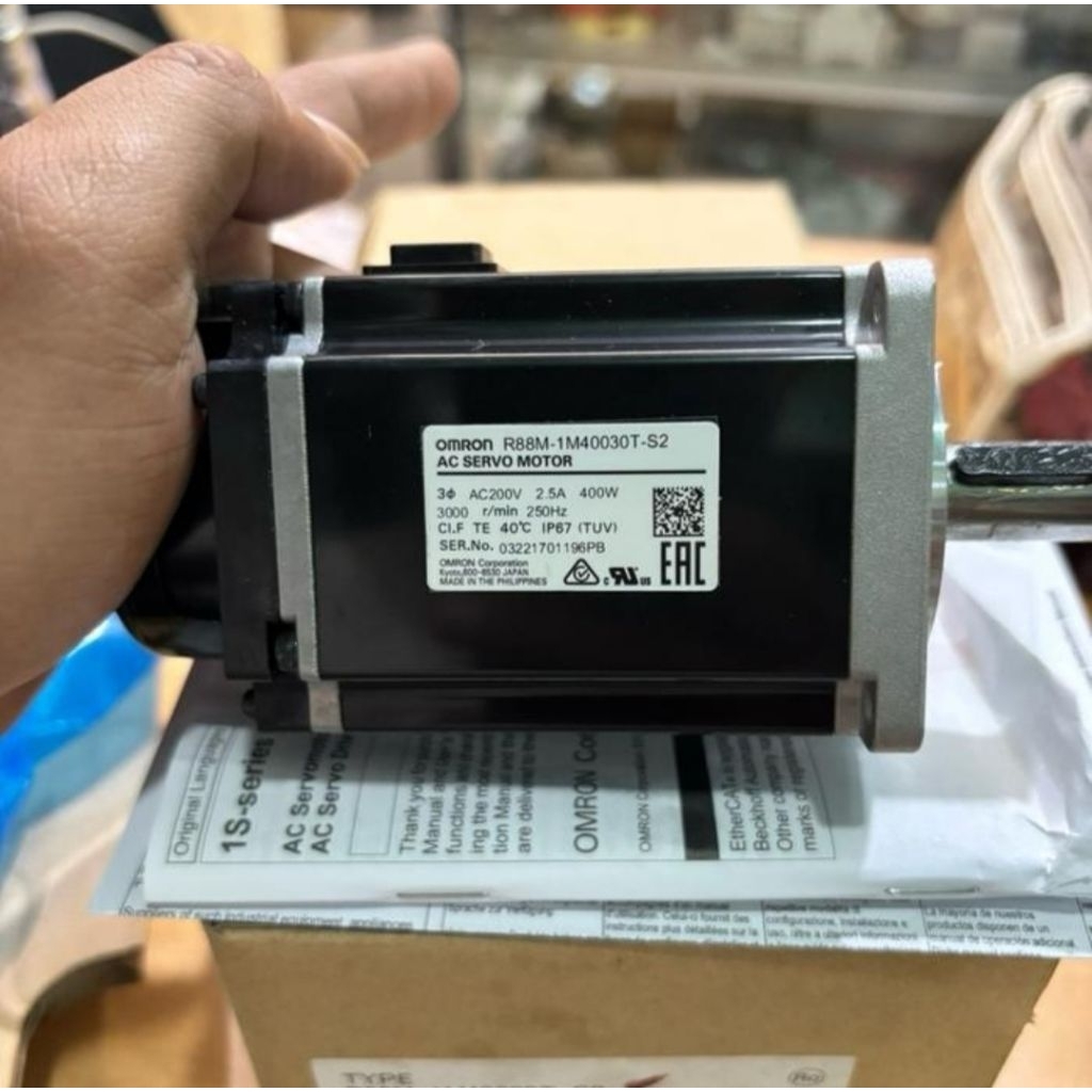OMRON R88M-1M40030T-S2 SERVO MOTOR ORIGINAL