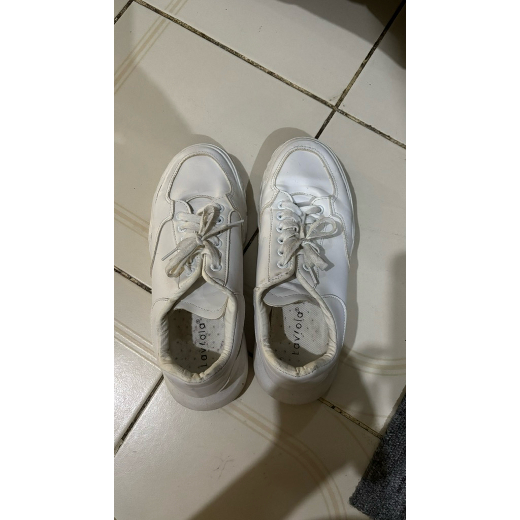 Preloved Sepatu Kets Putih Merk Laviola