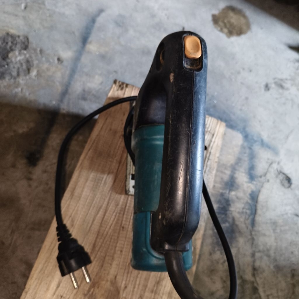 mesin jigsaw merk Makita 4304 kondisi barang masih bagus siap pakai second