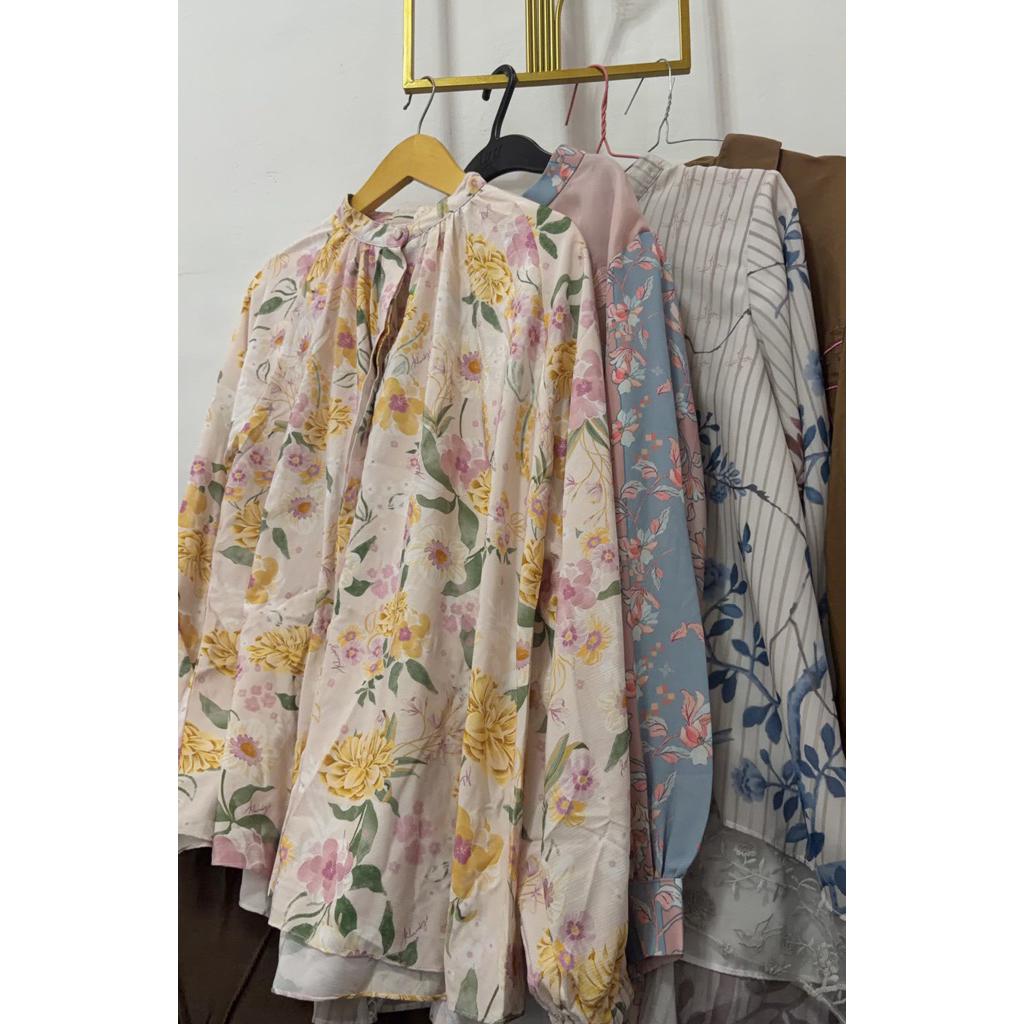 blouse wearing klamby