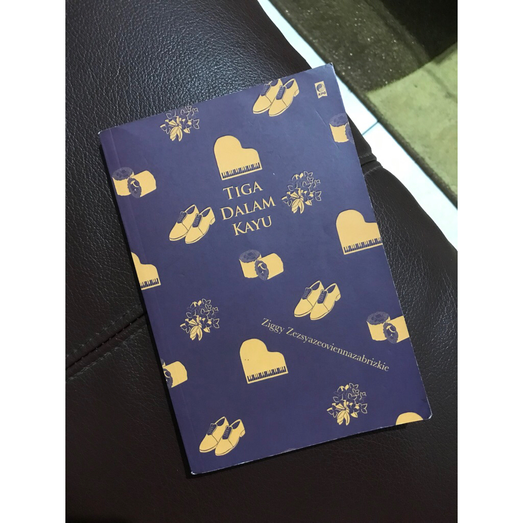 [preloved] novel Tiga dalam kayu by Ziggy Zezsyazeoviennazabrizkie