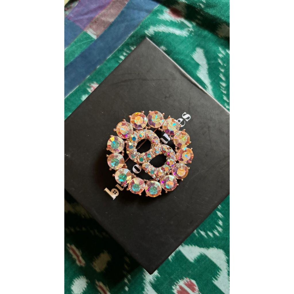 brooch Buttonscarves