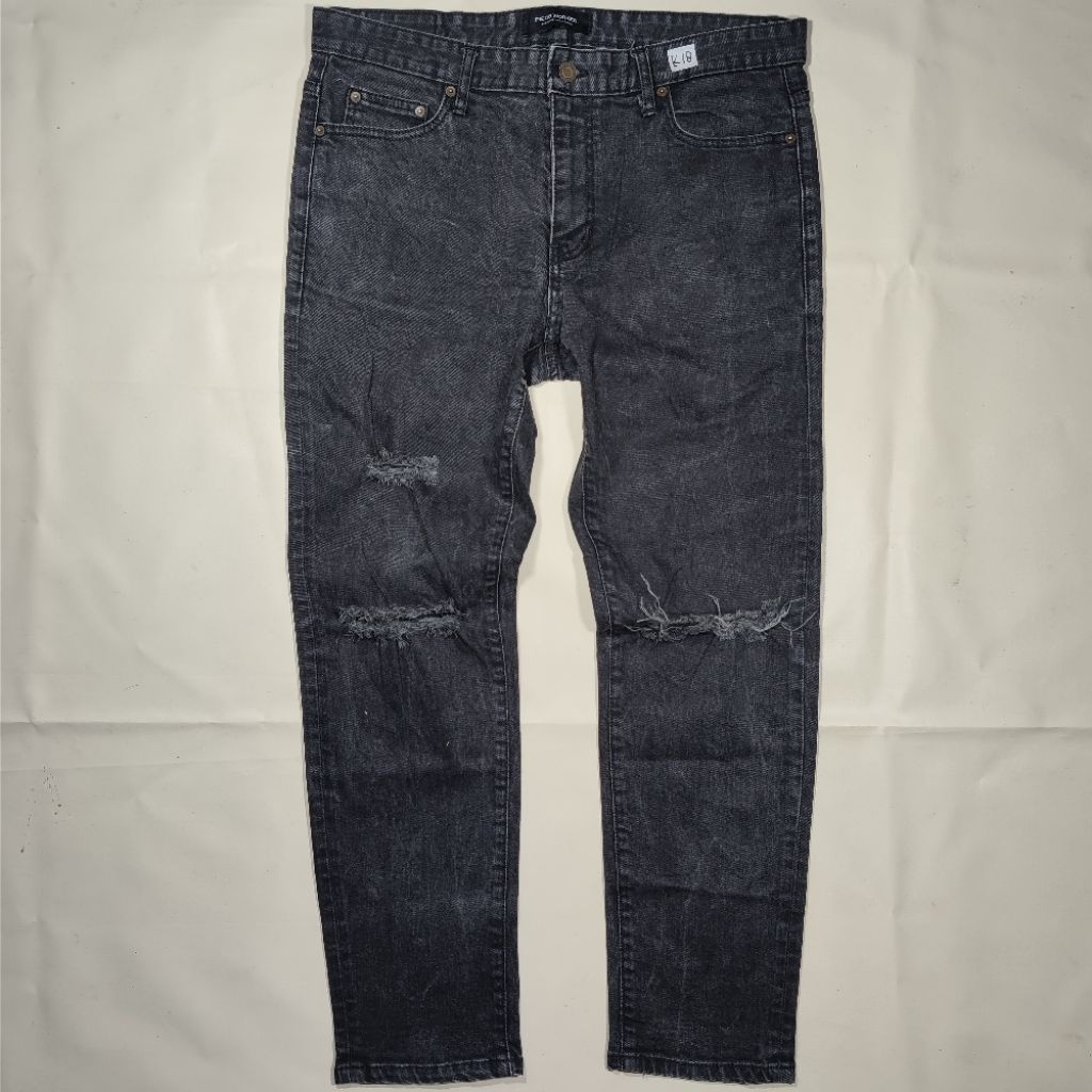 (PERHATIKAN DESKRIPSI) PIECE WORKER RIPPED JEANS