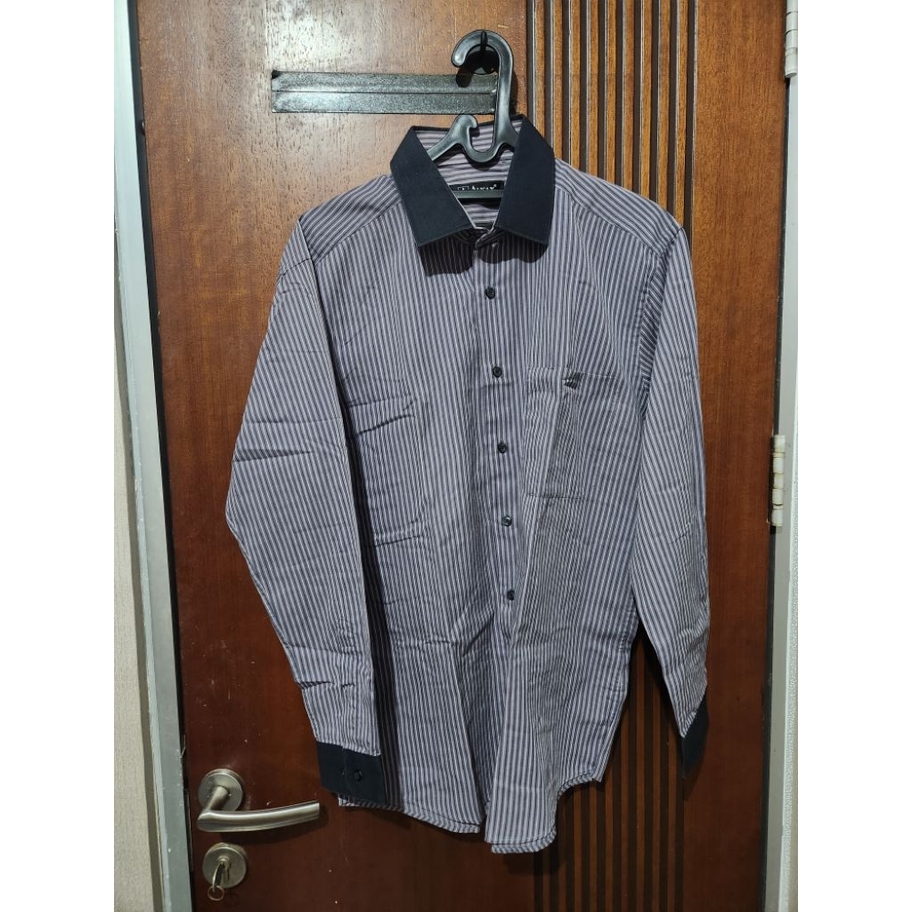 Kemeja Kerja Pria Lengan Panjang Slim Fit garis-garis/stripes abu2/grey merk Alisan Size 15,5