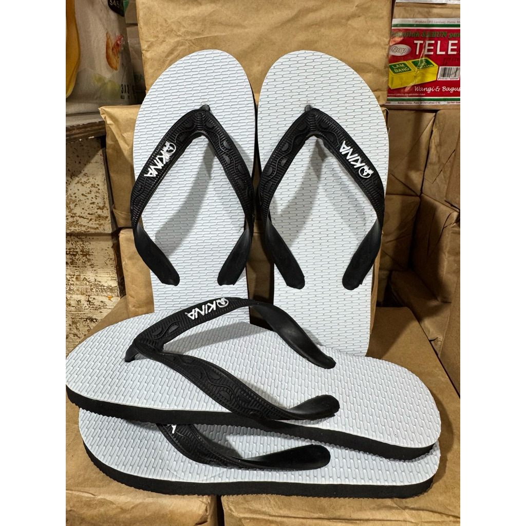 Sandal Okina Hitam Putih @ 6 pasang / pak