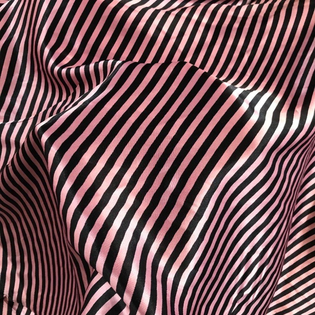kain satin motif ~ kain satin silk motif salur ~ kain satin motif salur miring warna pink soft mewah