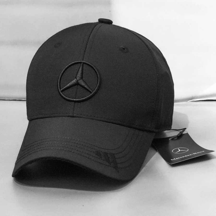 topi merek Mercedes-Benz.