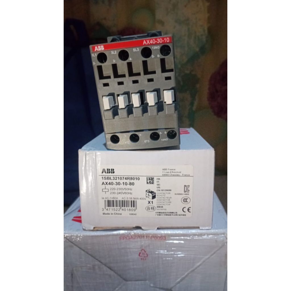 KONTAKTOR ABB AX40-30-10-80 COIL 220VAC CONTACTOR ABB AX40 60A 18.5KW ABB 1SBL321074R8010