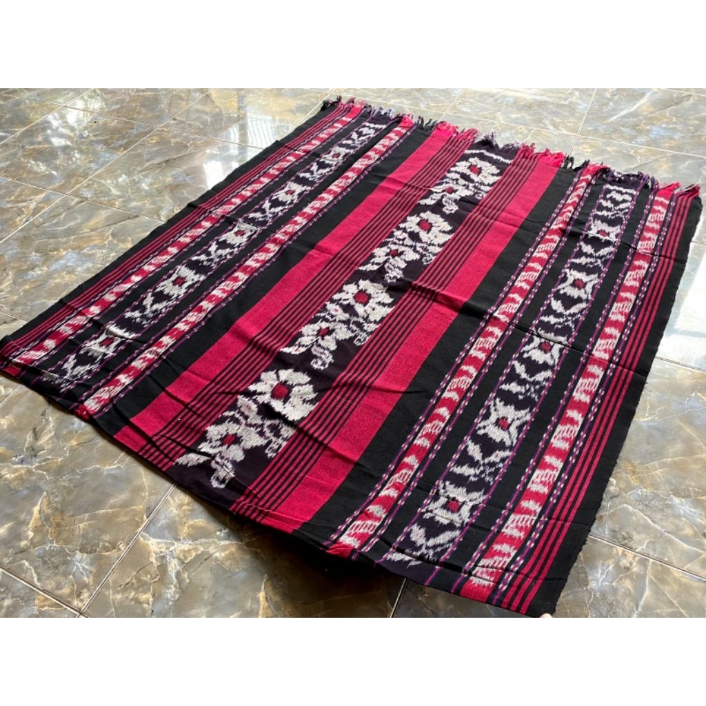Kain Tenun Ikat Blangket Halus warna merah maroon motif mawar NTT