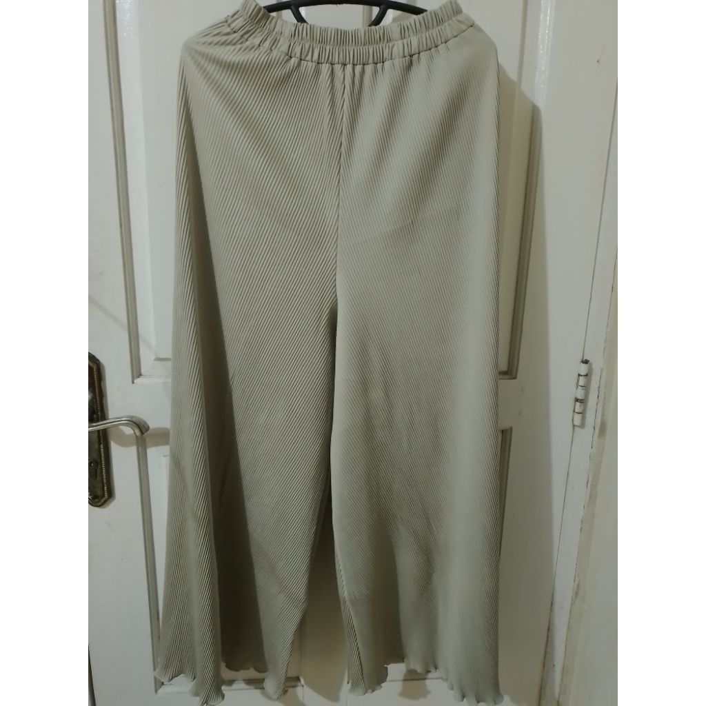 CELANA PLISKET JUMBO PRELOVED