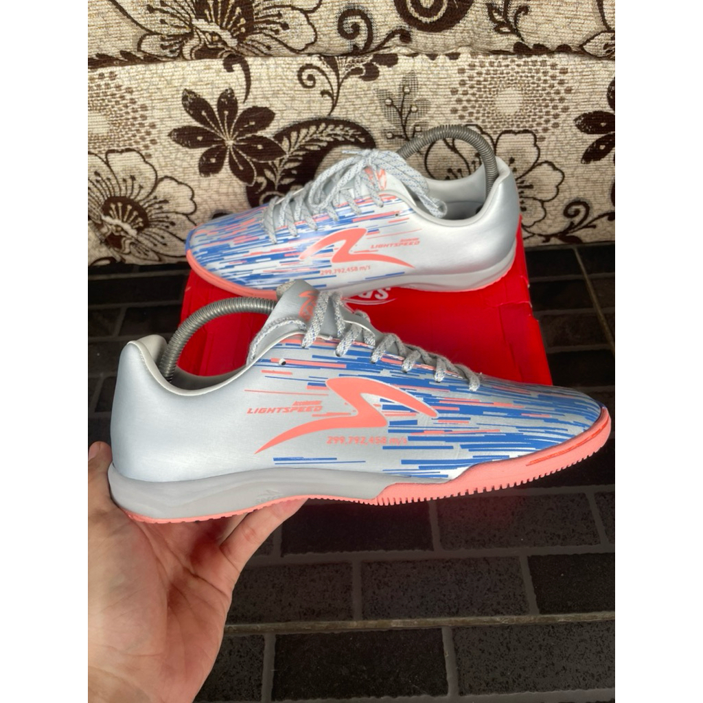 Sepatu Futsal Specs Accelerator Lightspeed Reborn IN - Putih Dazzling Biru