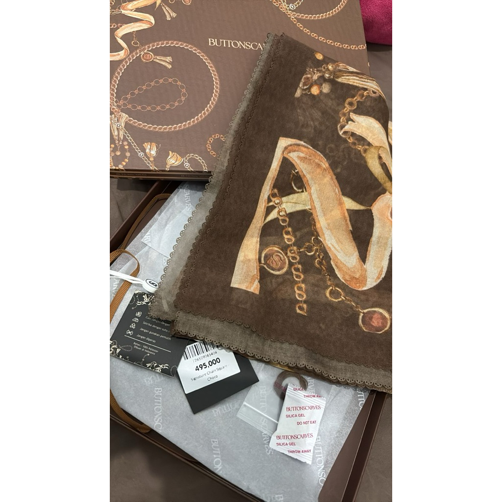 Preloved Buttonscarves Chain Signature Choco