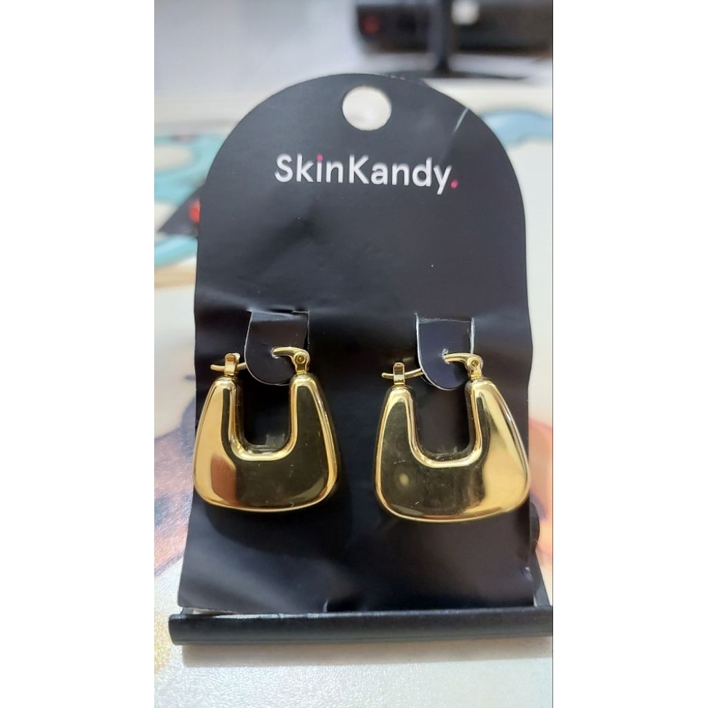 anting gold Bold U SkinKandy