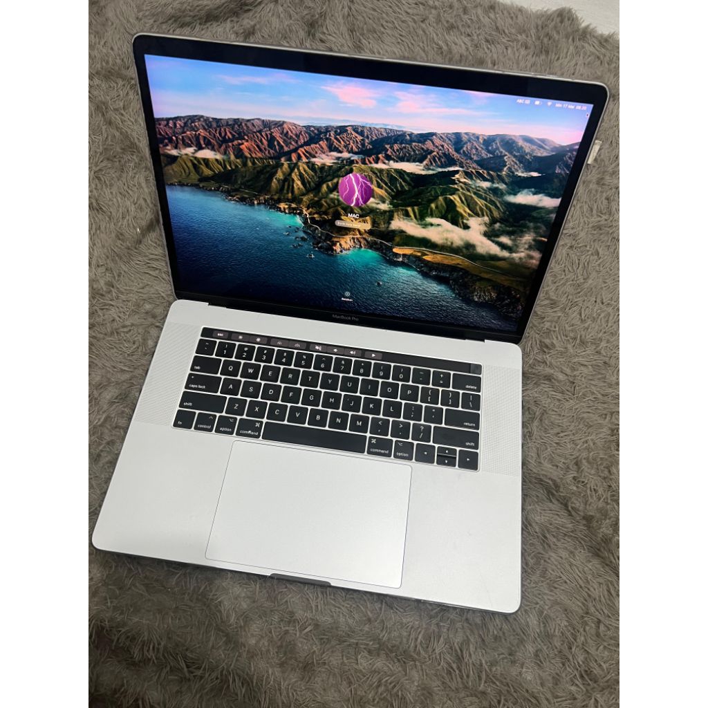 MacBook Pro 15 Inch 2017 16GB ssd 1TB Retina Touch Bar Core i7 Like New Laptop Apple