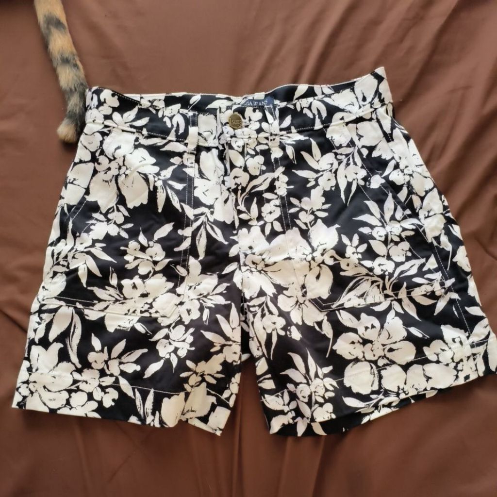 [BARU-  tdk pernah pakai] Celana Pendek Wanita Isuga Jeans Motif Bunga Hitam Putih Casual Shorts - S