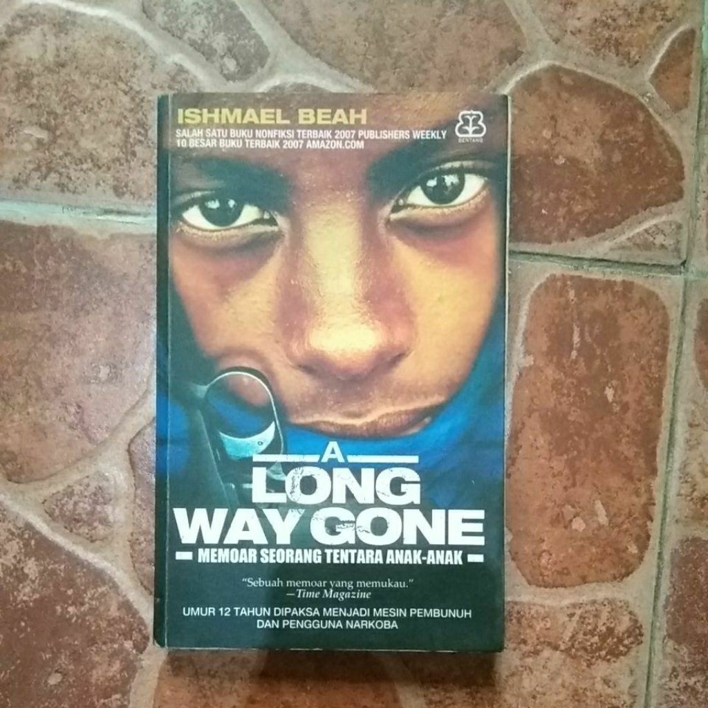A LONG WAY GONE ( MEMOAR SEORANG TENTARA ANAK - ANAK ) OLEH : ISHMAEL BEAH