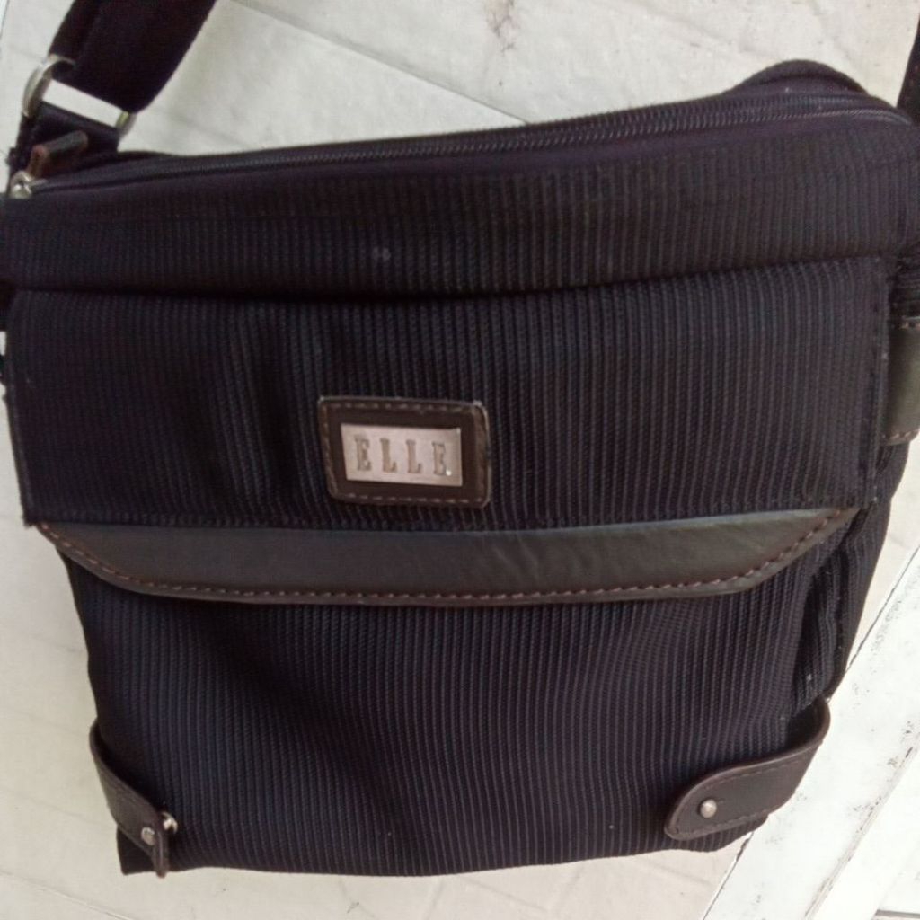Preloved Tas Selempang Elle Ori