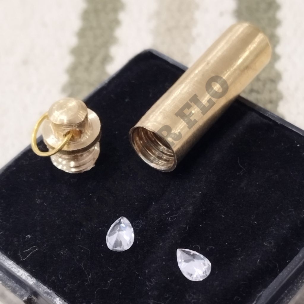Set Sepasang Batu Permata Nusantara Top Glow Diamond Tear Cut Dengan Wadah Liontin Tabung Kuningan B