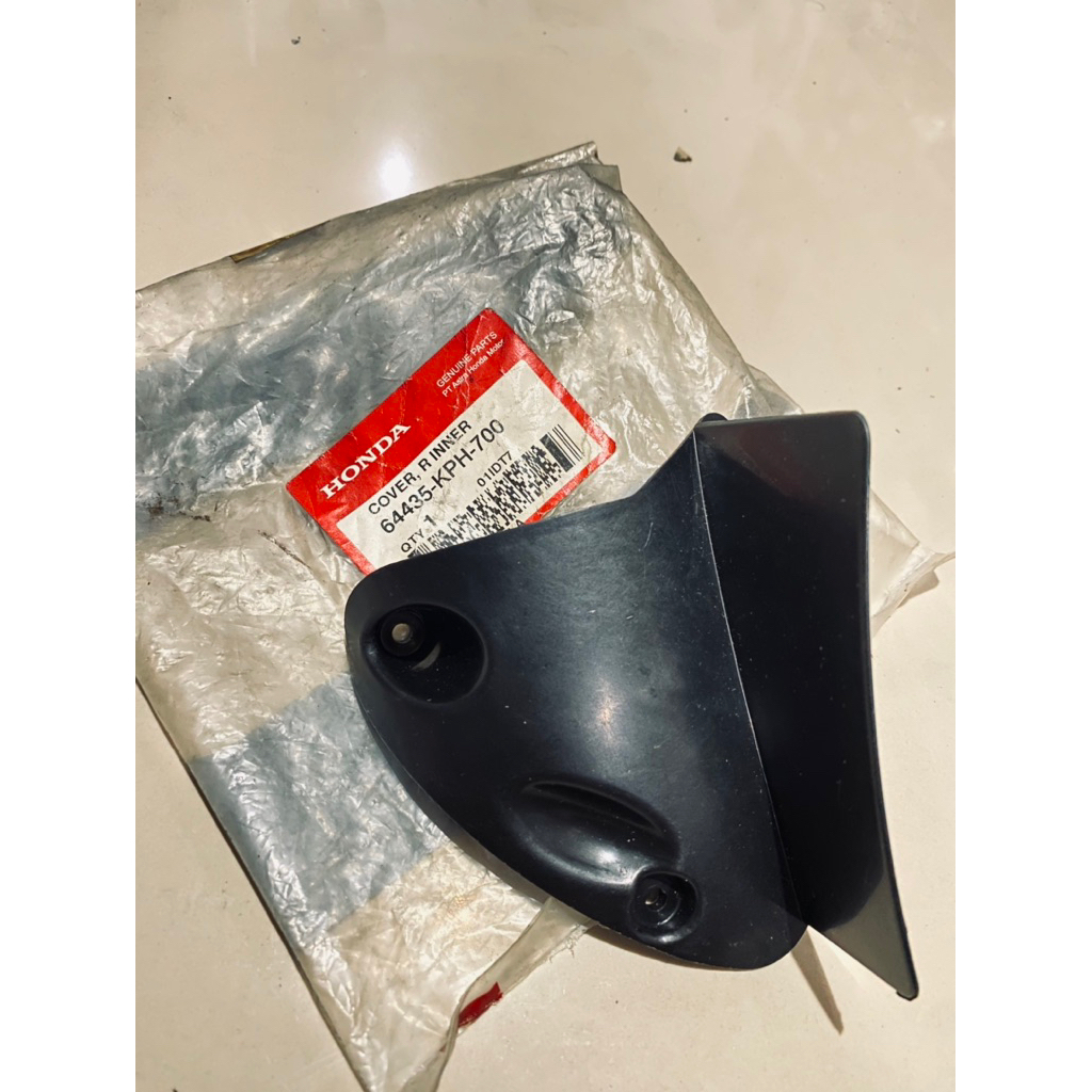 Cover Inner R Tutup Sen Sein Ritting Kanan Honda Supra X125 PGM-FI Original AHM | 64435-KPH-700