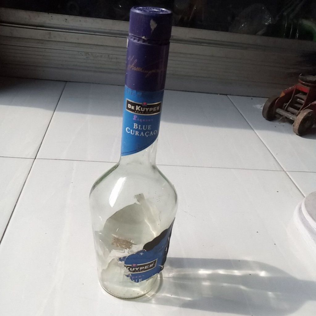 botol bekas minuman keras De Kuyper