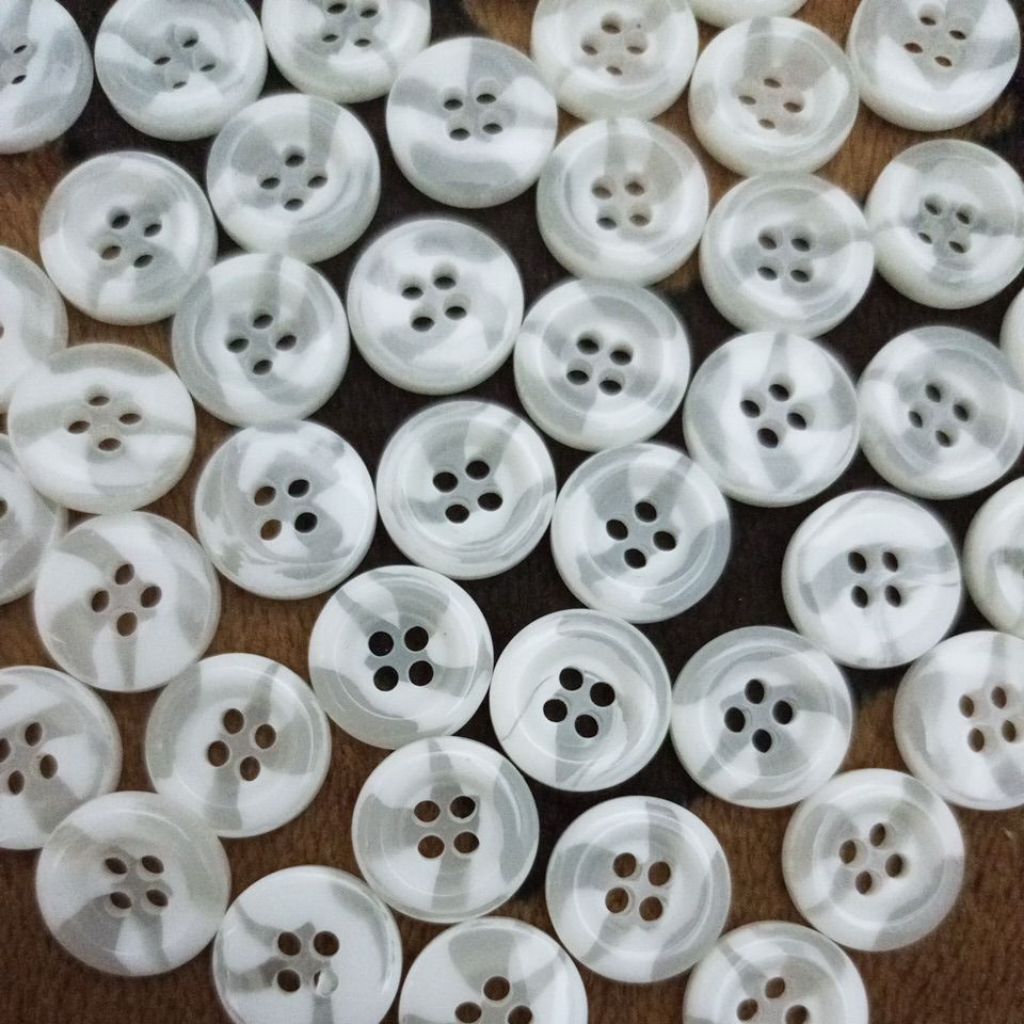 kancing baju motif belang putih tebal ukuran 15mm isi 12pcs