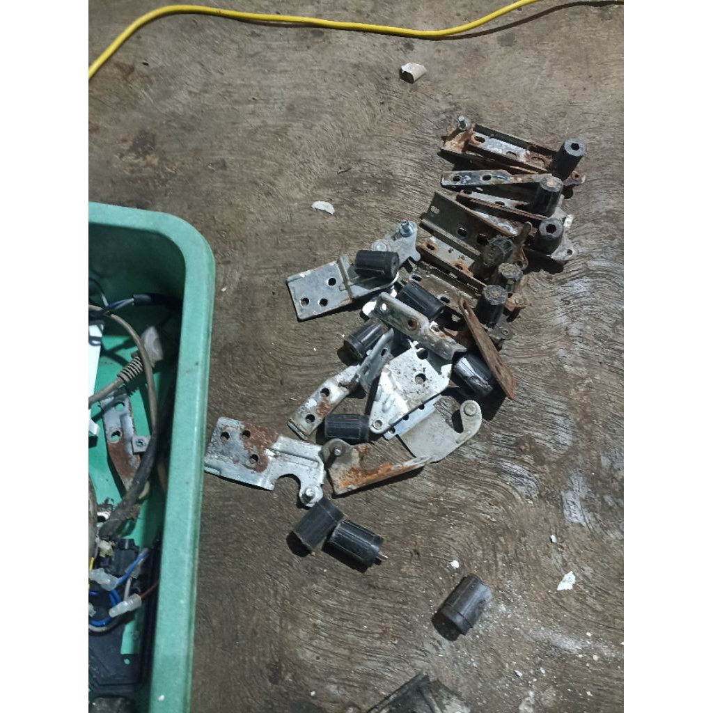 Engsel pintu kaki bawah kulkas sharp Ori cabutan
