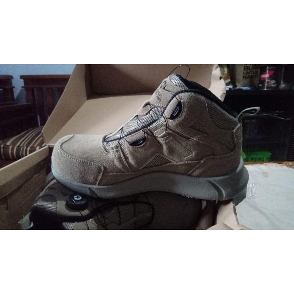 PRELOVED PRIBADIsepatu safety moncross switzerland Ori swiss
warna brown size 6
barang masih bagus 
