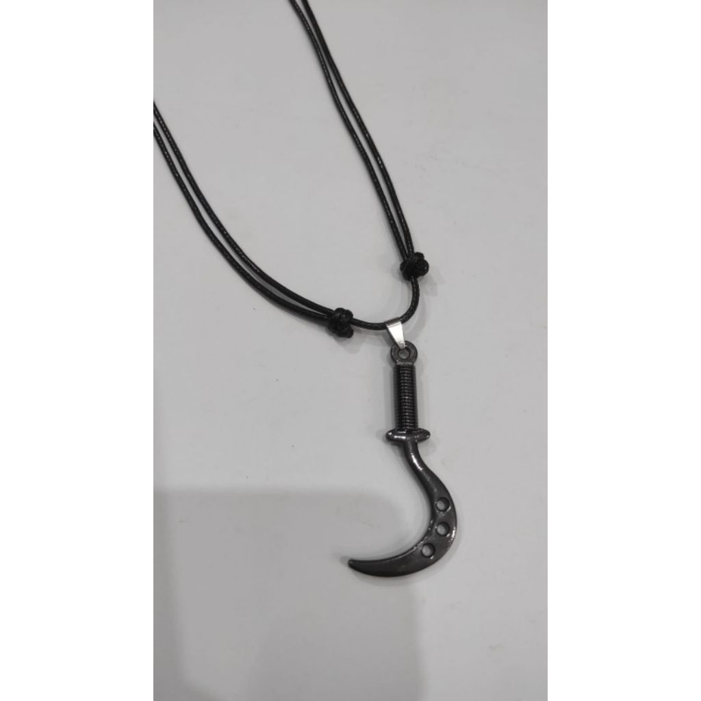 Kalung Tali Liontin Celurit Lubang Tiga Gagang Ulir Sabit Metal Gaul Import Latest Fashion Pria Wani