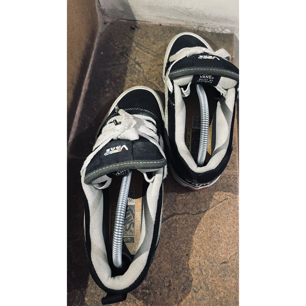 vans knu