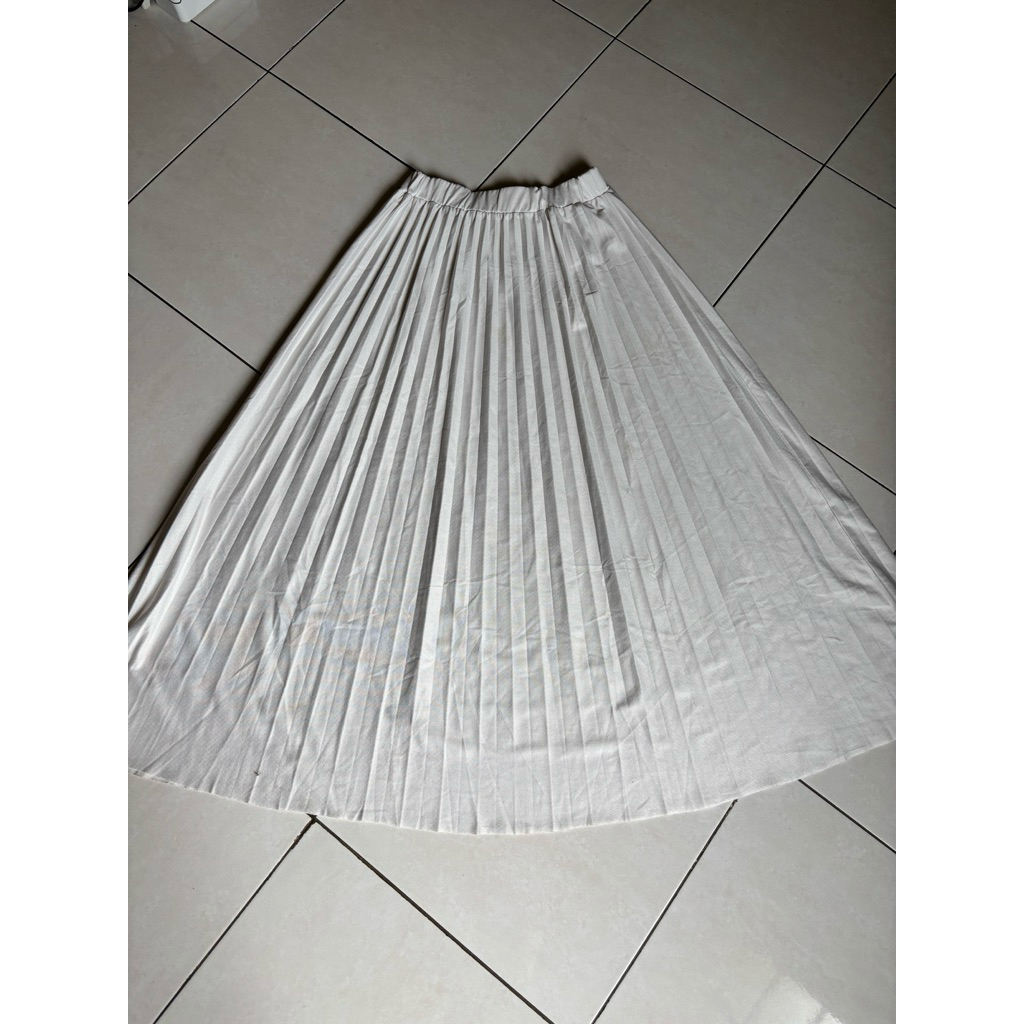 ROK PLISKET WARNA PUTIH TULANG PANJANG KONDISI 60%