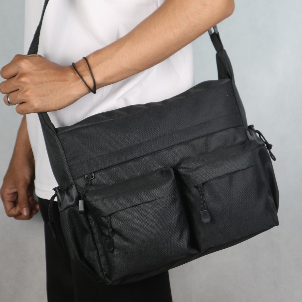 Tas Selempang Pria Hitam Polos Dengan Banyak Kantong Dan Resleting Praktis