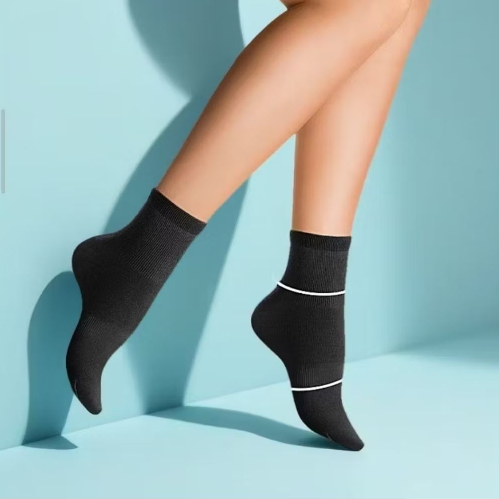 Aulora Kaos Kaki Wanita Hitam