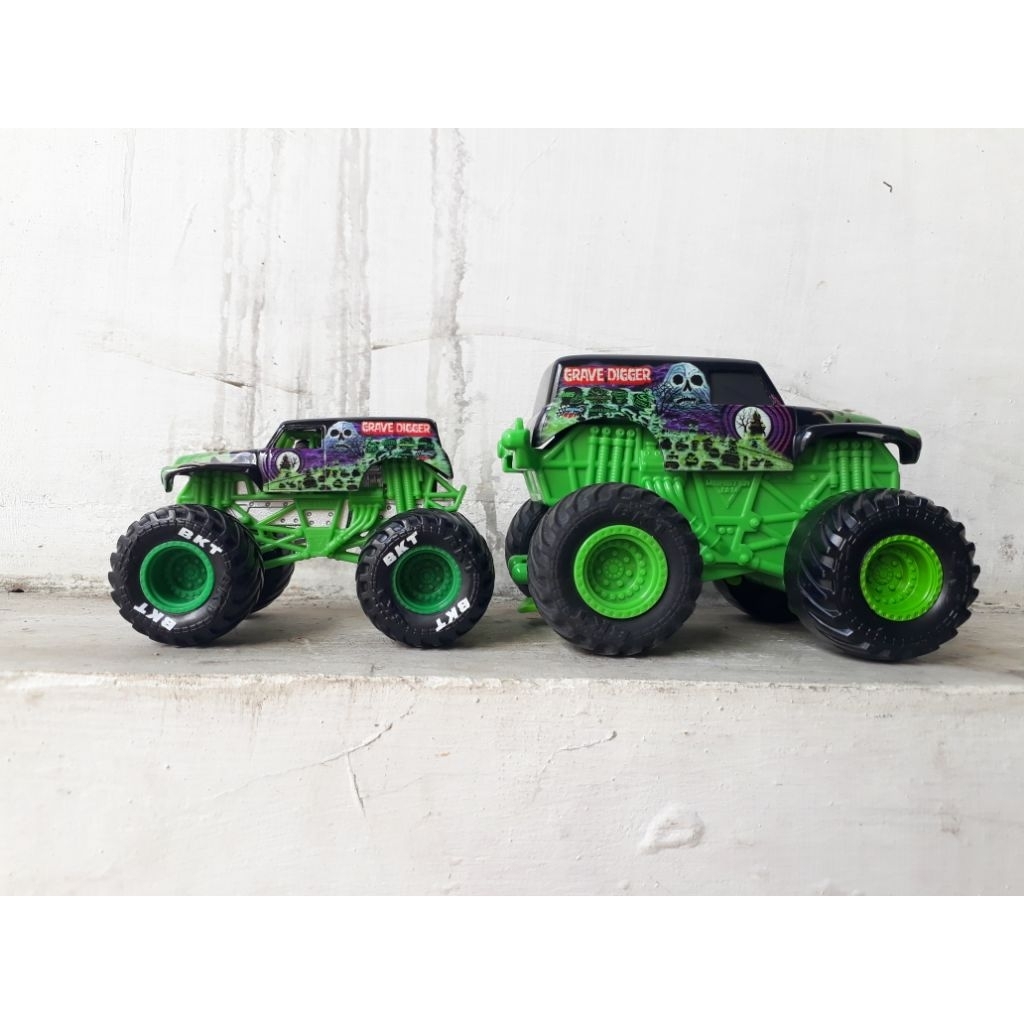 monster jam spin master grave digger & rev n spin loose ok