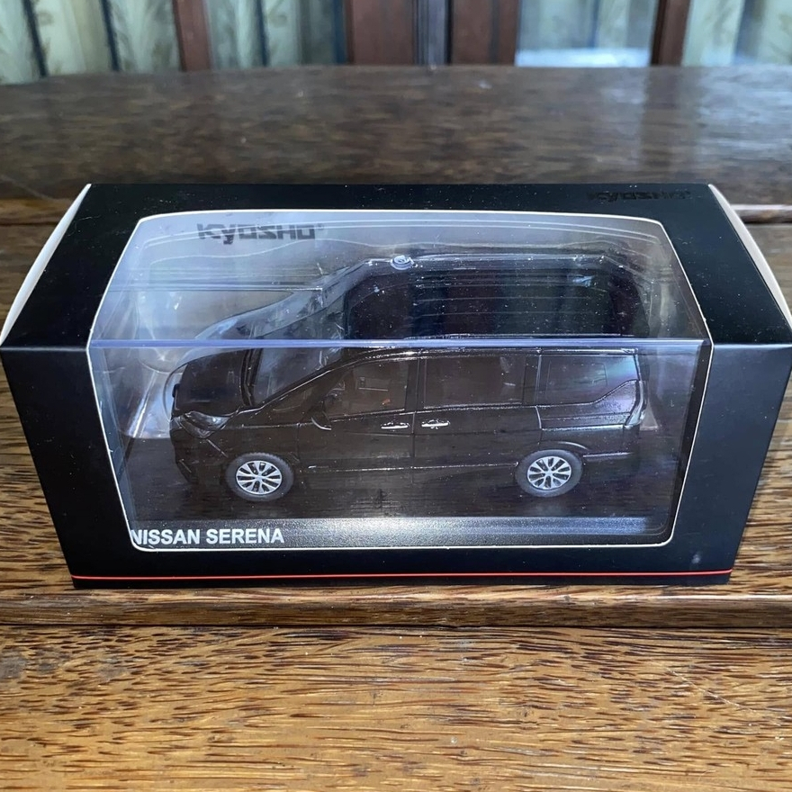 Diecast miniatur Nissan Serena 1/43