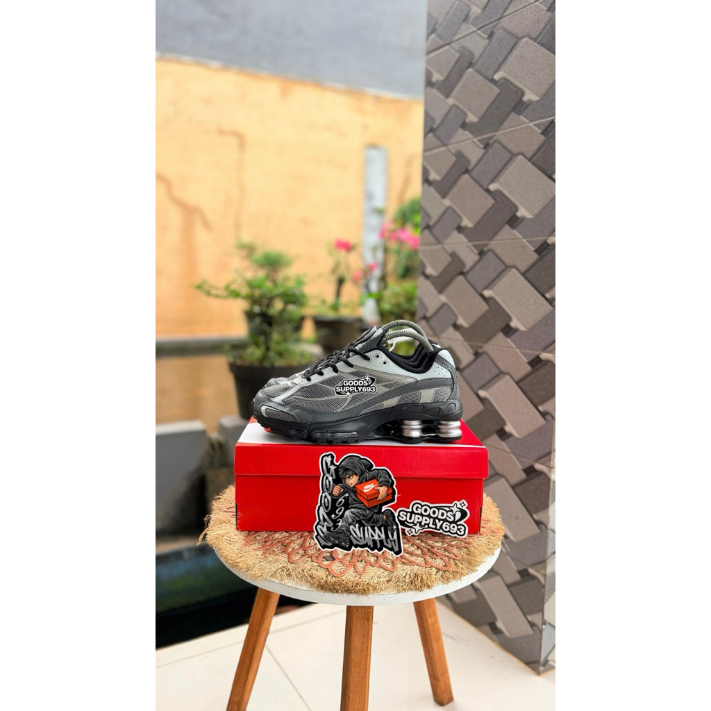 SEPATU SNEAKERS SH0X R2 GREY