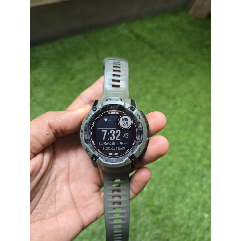Garmin Instinct 2X Solar - Jam Tangan Pintar Hitam/Abu-abu dengan GPS dan Monitor Detak Jantung