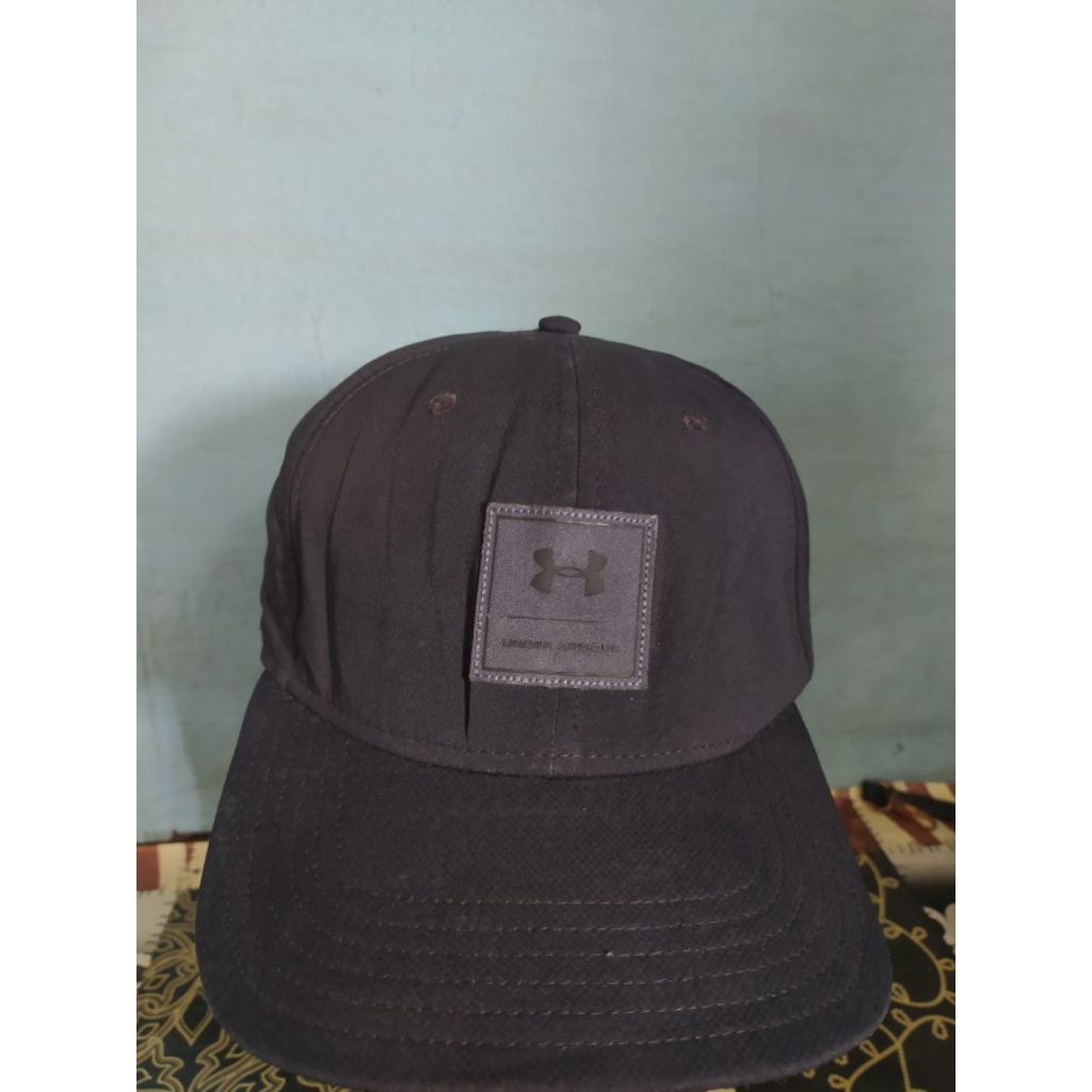 topi under armour